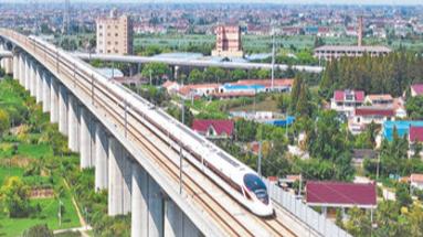 铁路暑运发送旅客创历史同期新高 累计8.87亿人次，同比增长6.7%