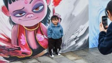 “影视+文旅”爆款频出：从“热映”到“热游”，影旅联动点燃文旅新引擎